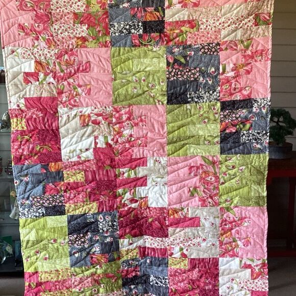 Hand Crafted Tulip Tango Quilt - Picture 1 of 16